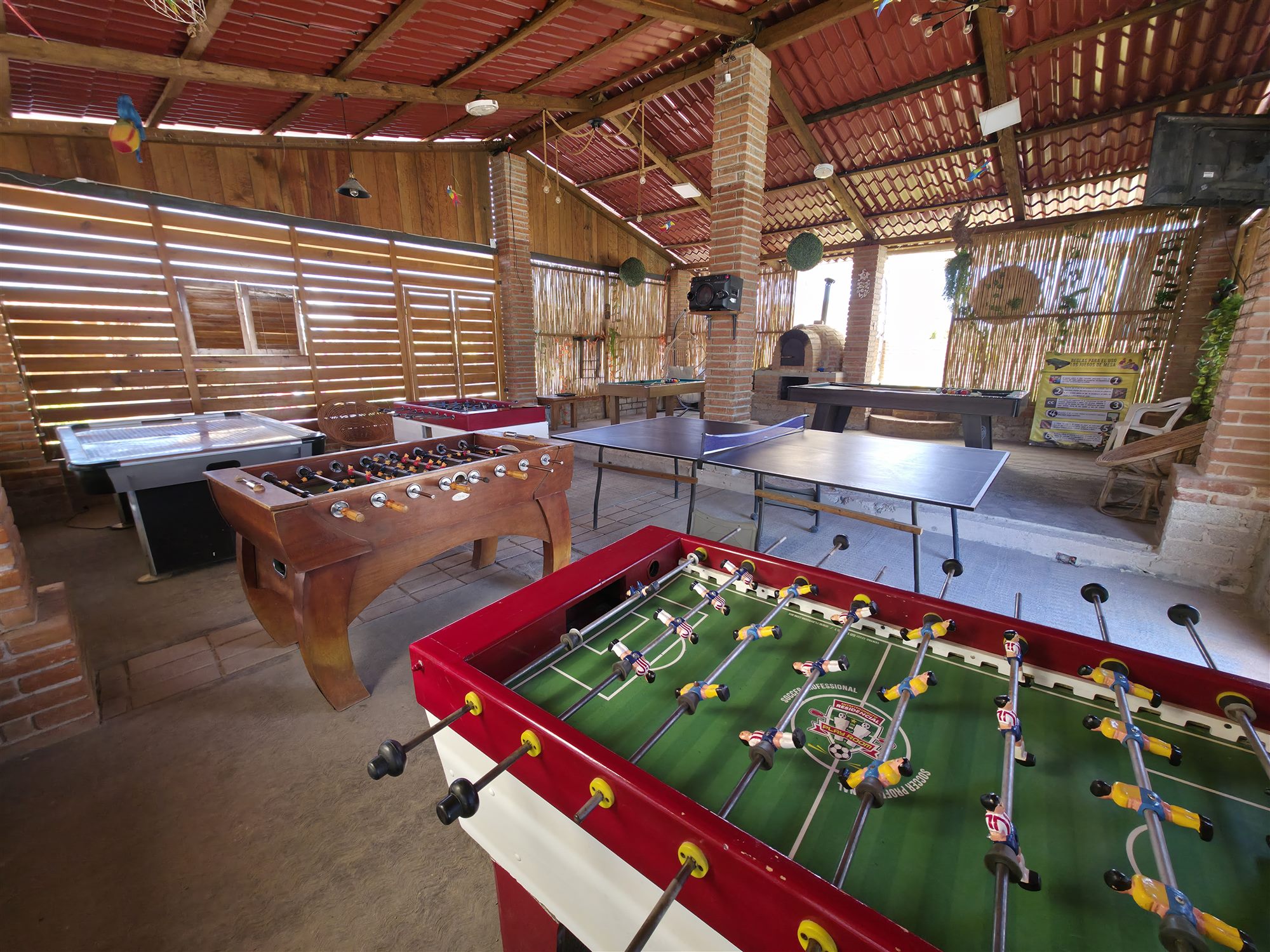 Área techada con futbolitos, mesa de ping pong y billar en el rancho