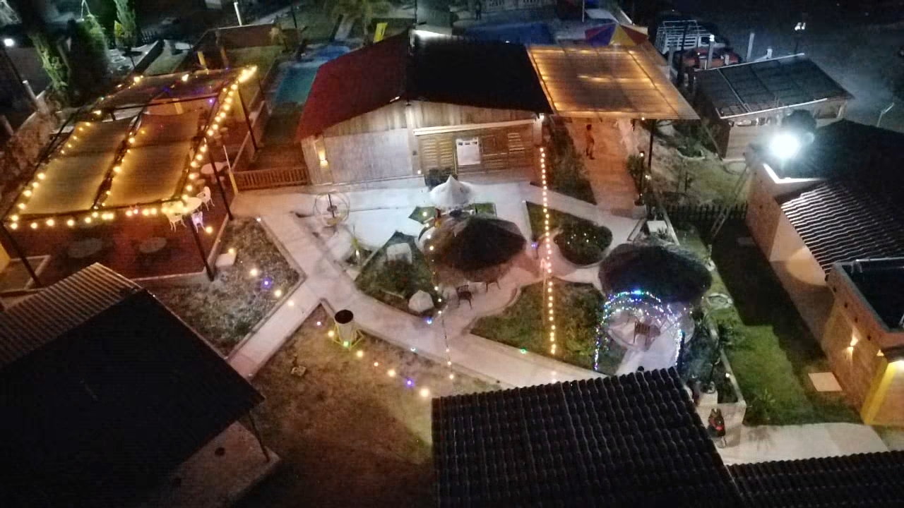 Vista aérea nocturna de las instalaciones iluminadas del rancho