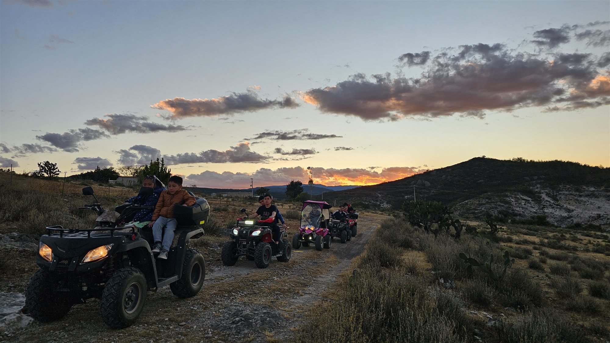 Recorrido en cuatrimotos al atardecer en Rancho Loma Bonita
